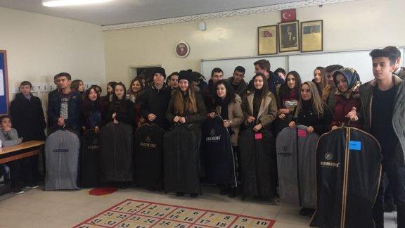 İlçemiz İmam Hatip Ortaokulu ile Kardeş Okul Olan Ankara Özel Elvan Kent Kültür Temel Lisesi, 150 Öğrenciye Kışlık Kıyafet Gönderdi.