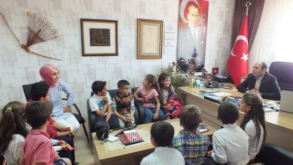 İlçemiz Eskikarahisar İlkokul Öğrencileri İlçe Milli Eğitim Müdürü Mücahit GÜl´ü Makamında Ziyaret Etti