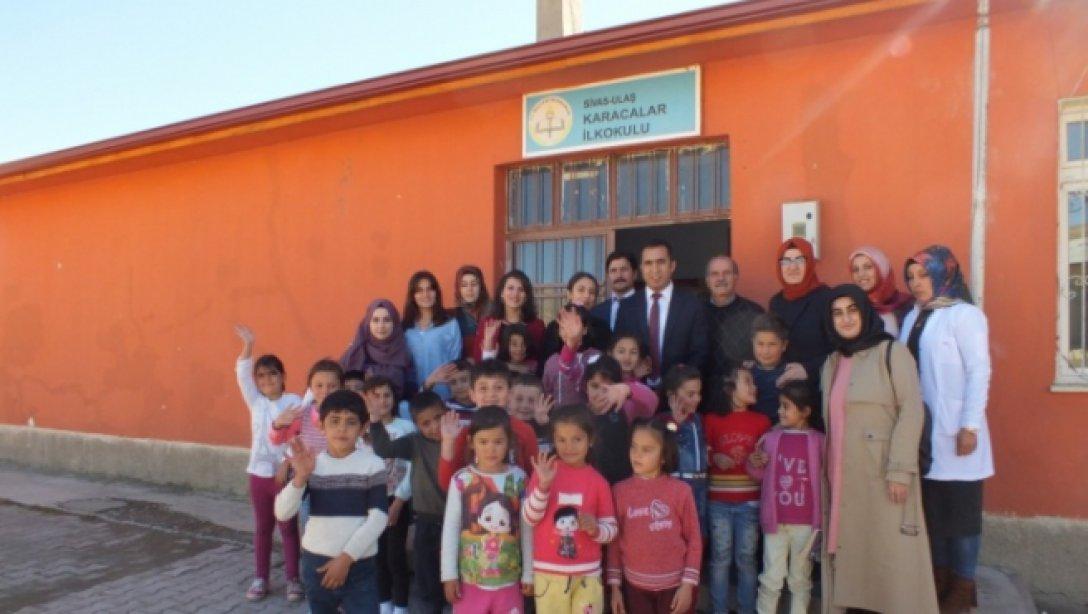 Cumhuriyet Üniversitesi öğrencileri, Karacalar İlkokulumuzun bahçe düzenlemesini yapıp okulumuzda kütüphane oluşturdular..