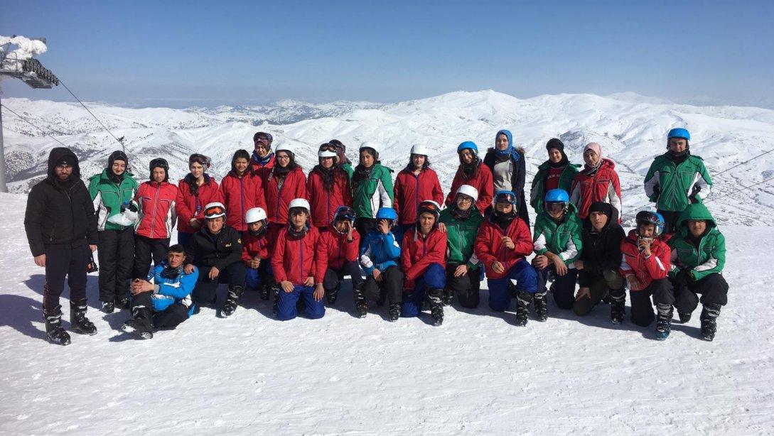 "Kışlar Daha Güzel" Sloganı İle Öğrencilerimiz Yıldızdağ Kayak Merkezine Düzenlenen Geziye Katıldılar..
